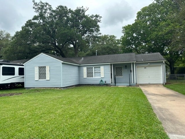 230 Laurel Street, Lake Jackson, TX 77566 230 Laurel Street, Lake Jackson, TX 77566