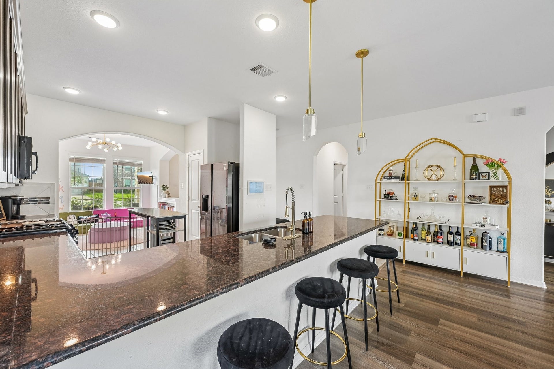 2513 Bayrose Drive, La Marque, TX 77568 Breakfast bar