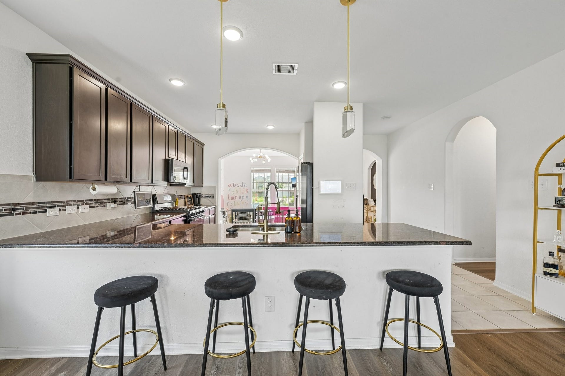 2513 Bayrose Drive, La Marque, TX 77568 Breakfast bar