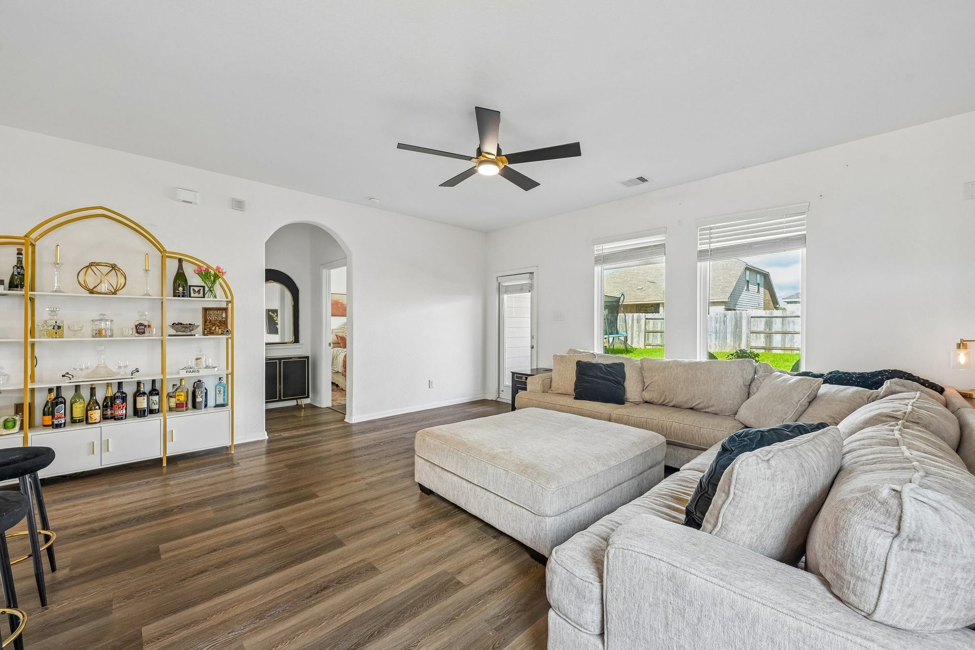2513 Bayrose Drive, La Marque, TX 77568 Living room