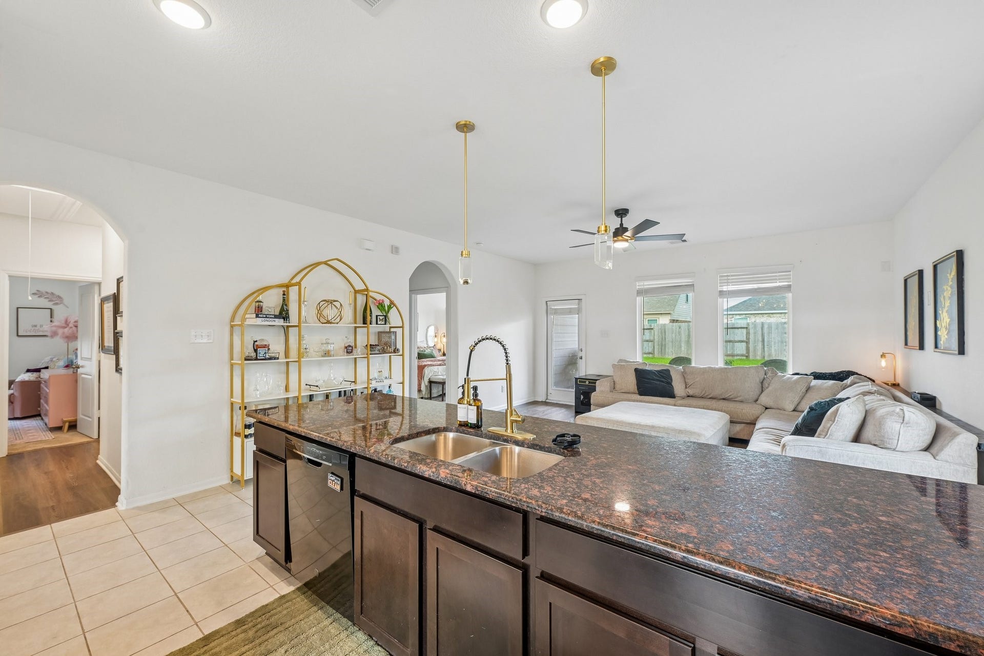 2513 Bayrose Drive, La Marque, TX 77568 Kitchen bar