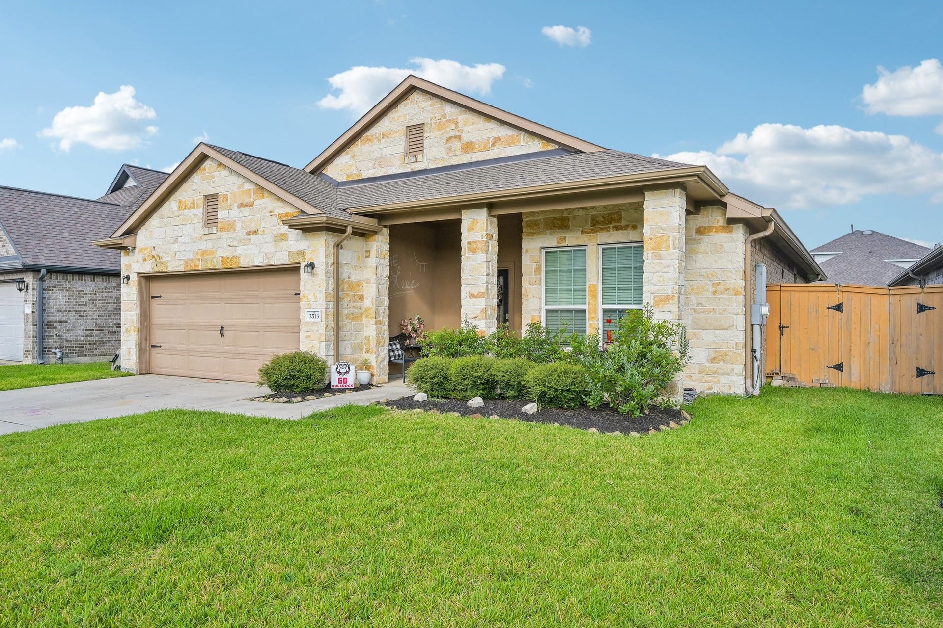2513 Bayrose Drive, La Marque, TX 77568 Front yard