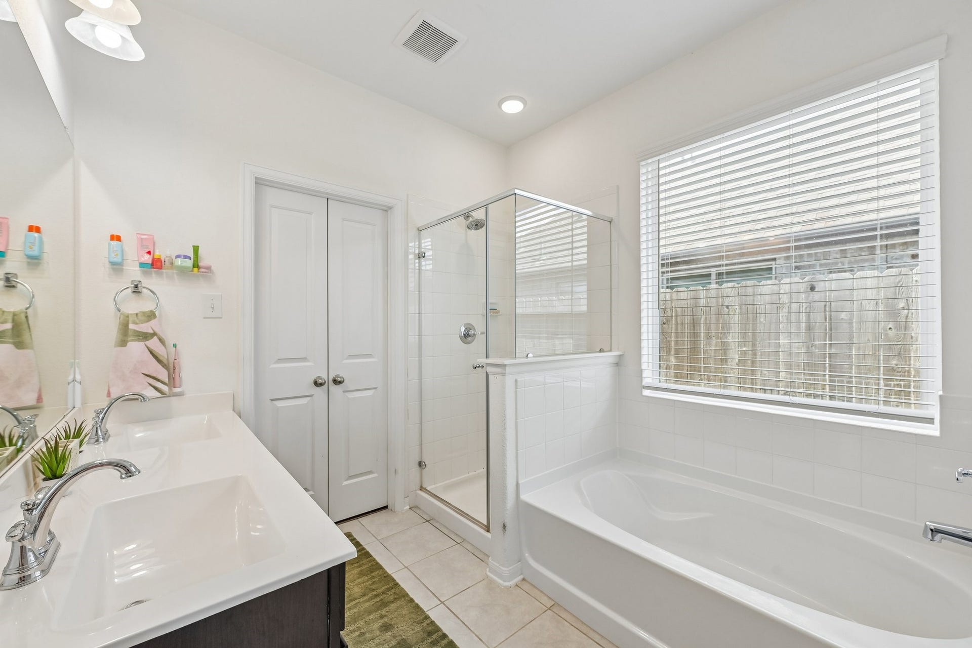 2513 Bayrose Drive, La Marque, TX 77568 Primary Bathroom