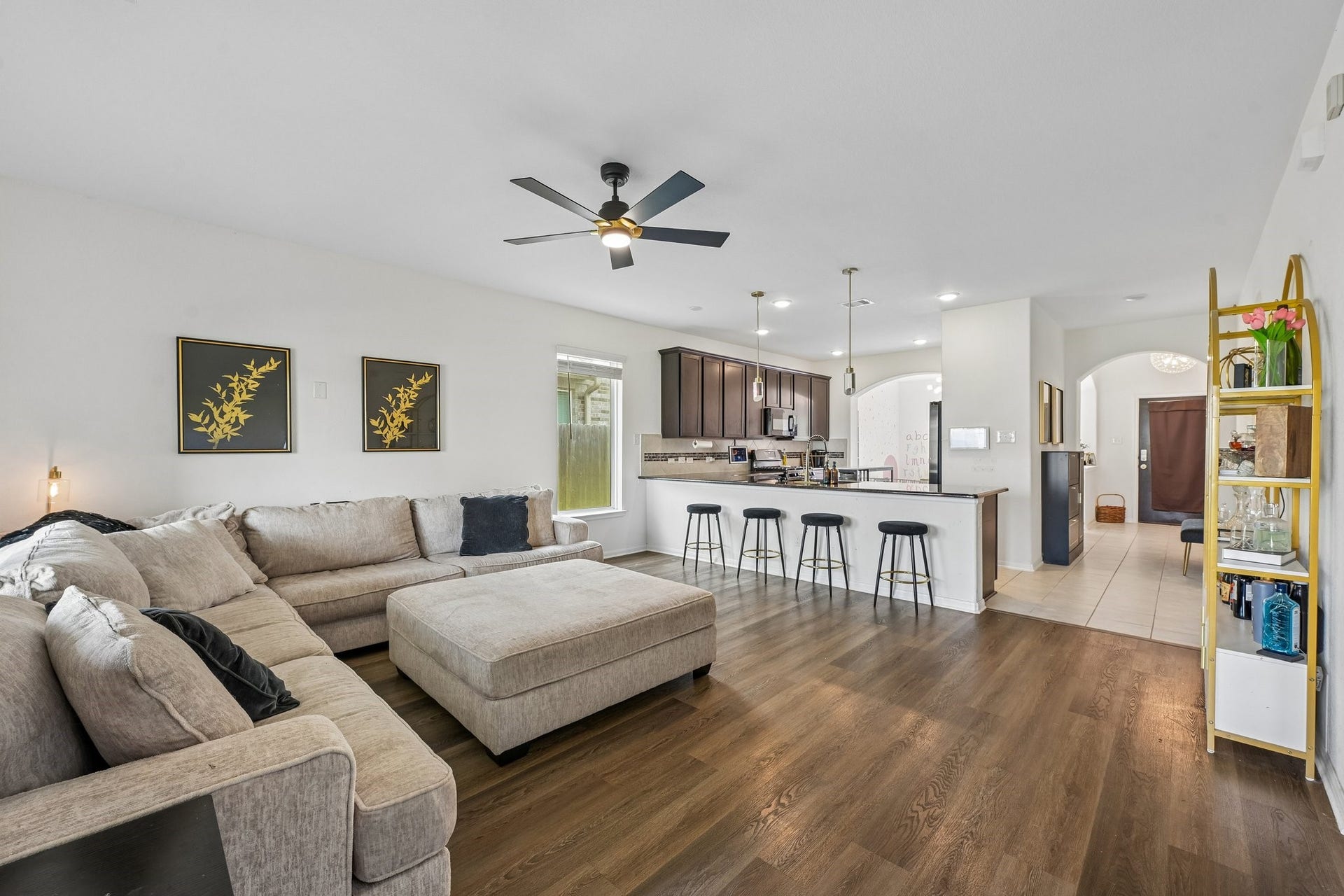 2513 Bayrose Drive, La Marque, TX 77568 Living room