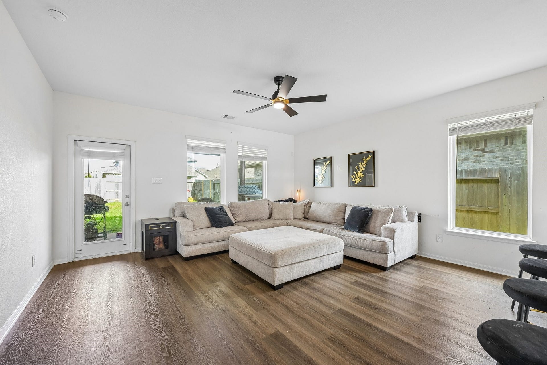 2513 Bayrose Drive, La Marque, TX 77568 Living room