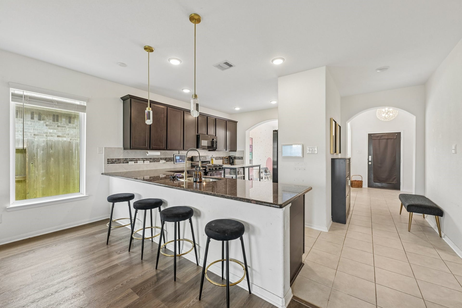 2513 Bayrose Drive, La Marque, TX 77568 Breakfast bar