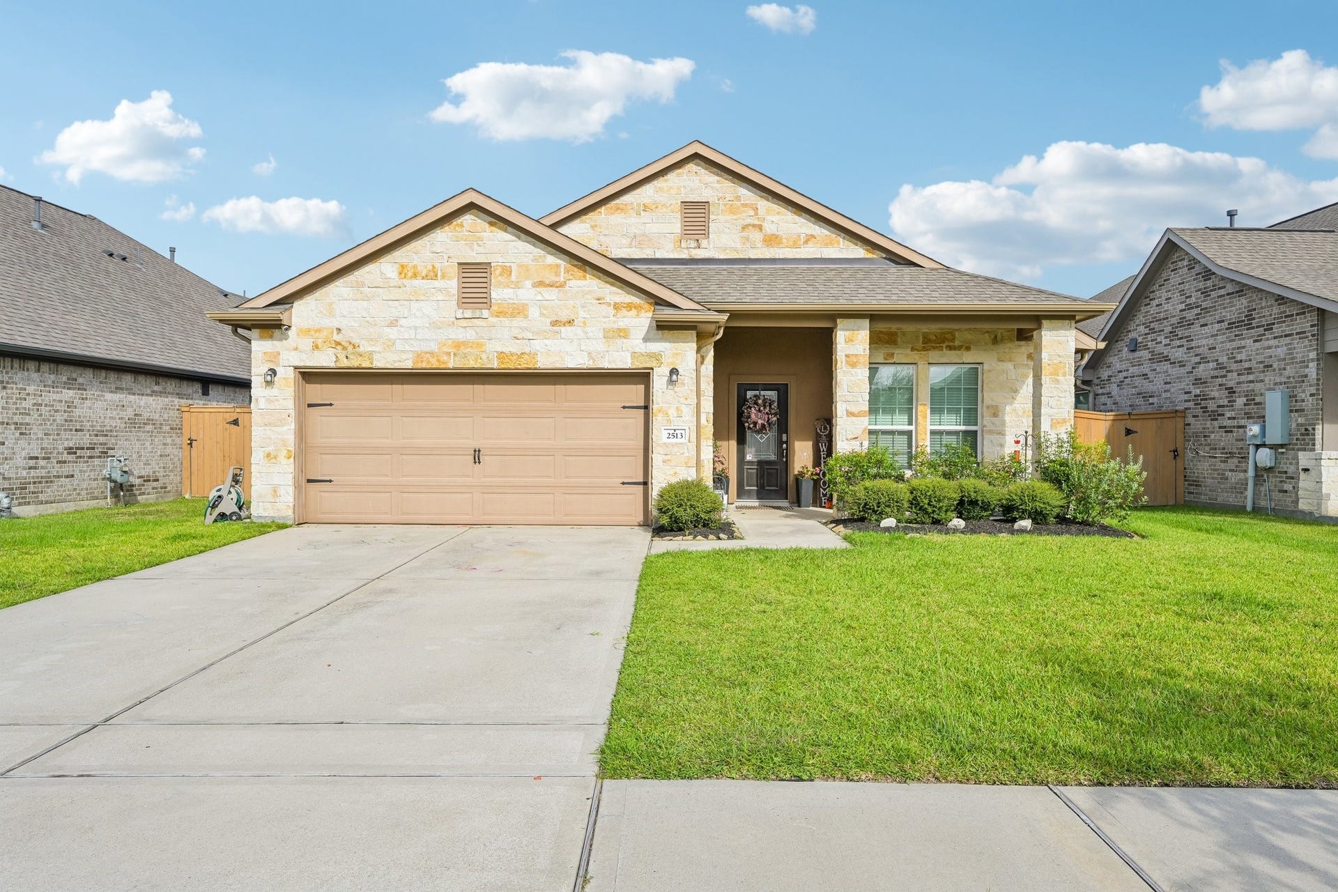 2513 Bayrose Drive, La Marque, TX 77568 Front yard