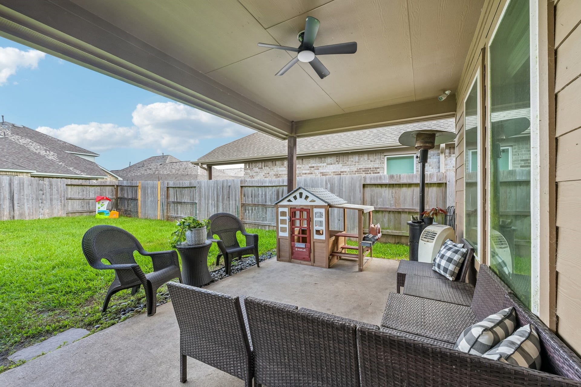 2513 Bayrose Drive, La Marque, TX 77568 Coverd Patio