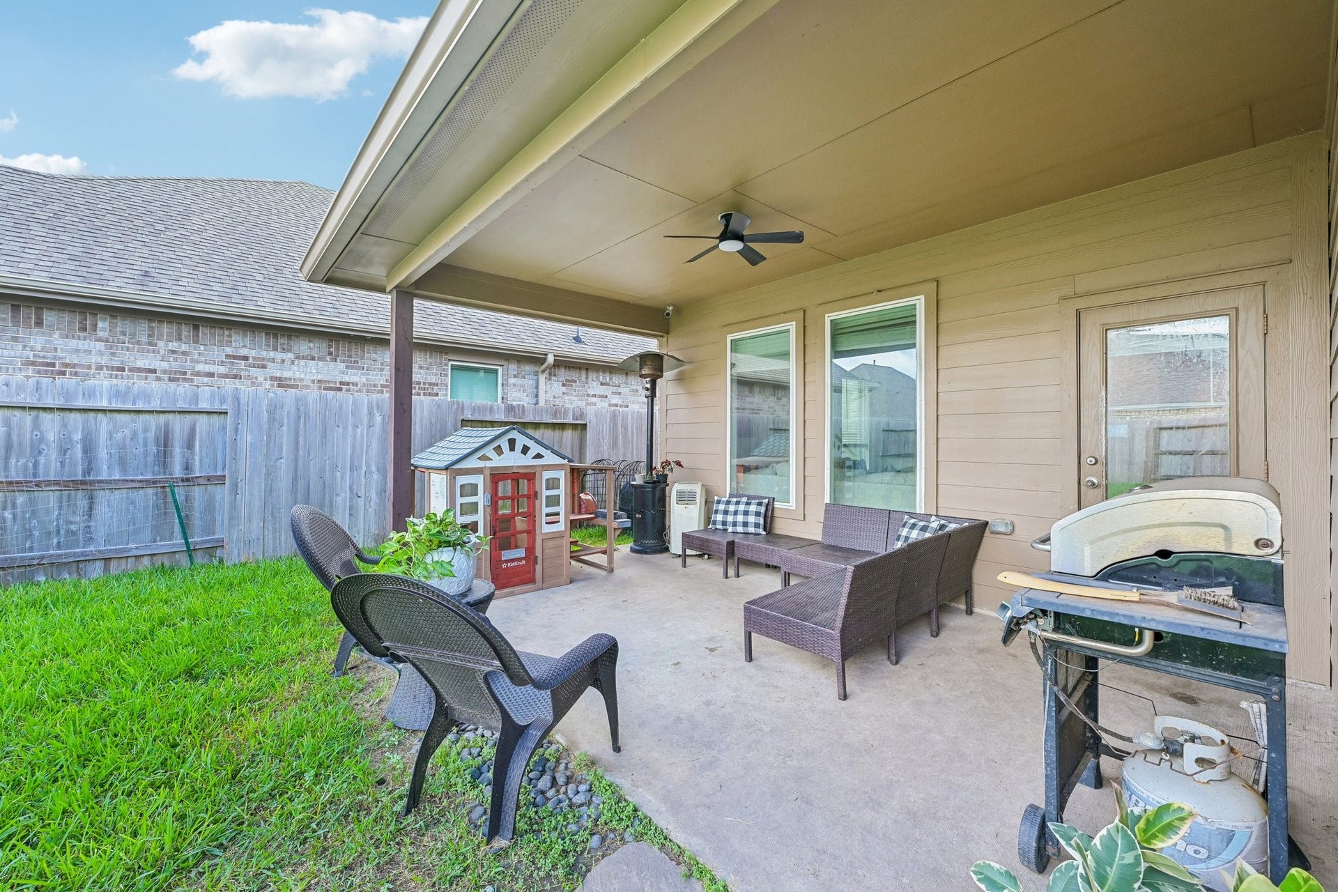 2513 Bayrose Drive, La Marque, TX 77568 Coverd patio