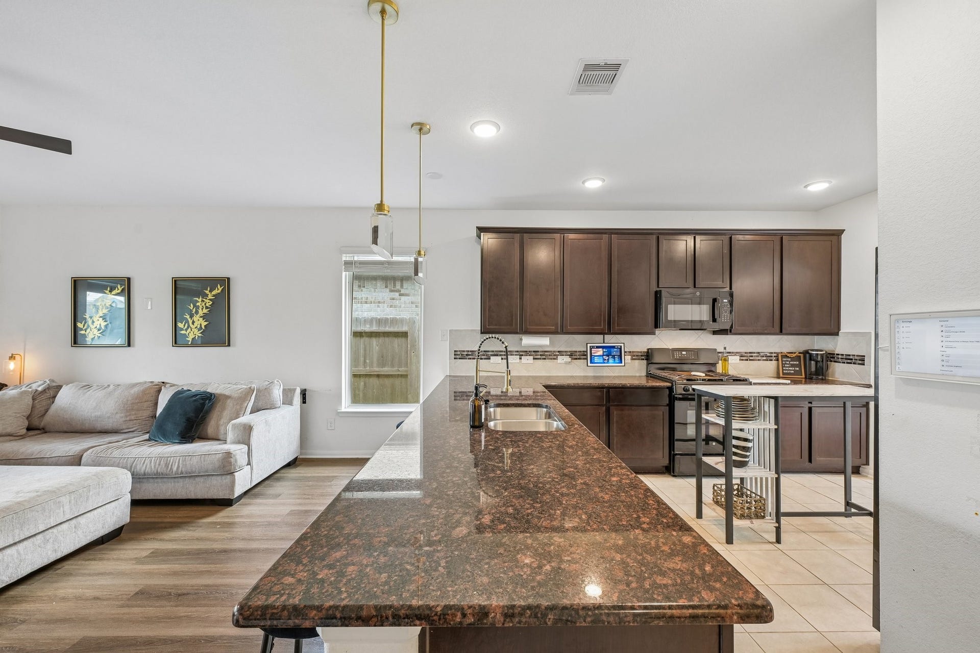 2513 Bayrose Drive, La Marque, TX 77568 kitchen/living room