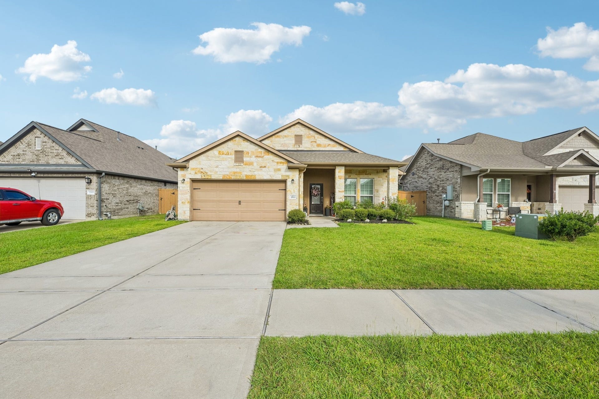 2513 Bayrose Drive, La Marque, TX 77568 Front yard