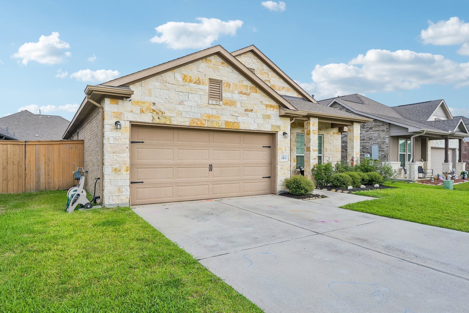 2513 Bayrose Drive, La Marque, TX 77568 Front yard