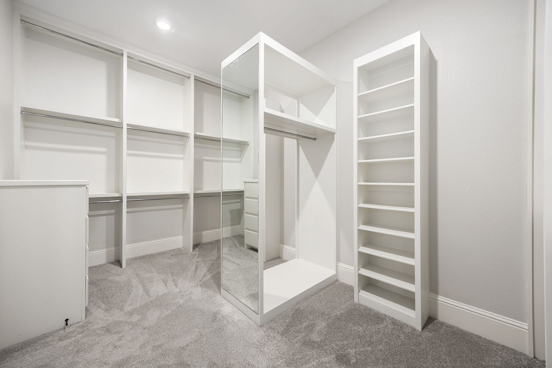 5127 Beekman Drive, Missouri City, TX 77459 The primary closet is a study in organization, offering expansive custom shelving, abundant hanging space, and a mirrored accent for the ultimate dressing experience.