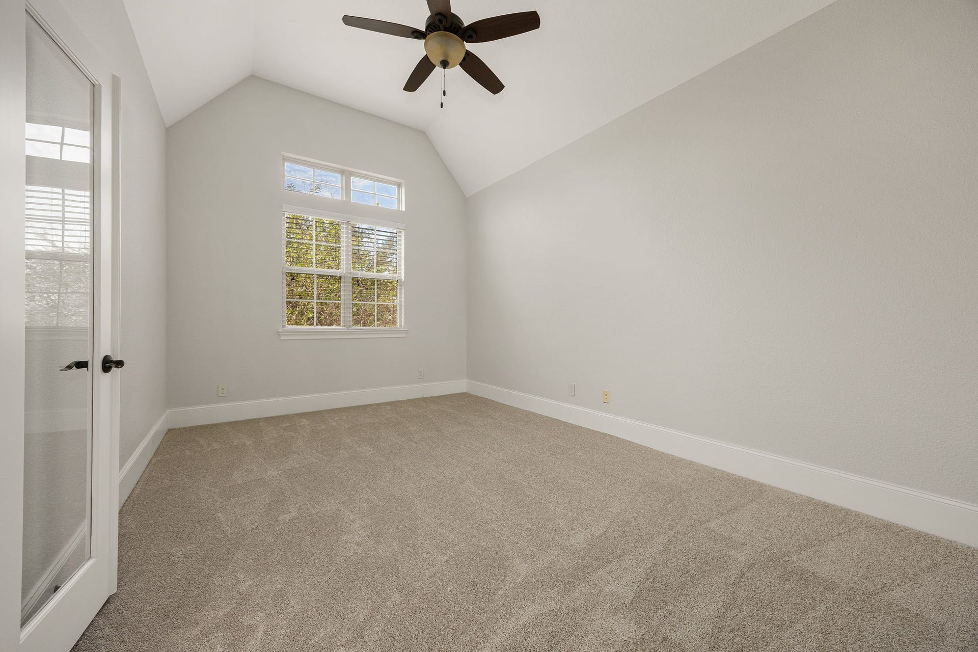 5127 Beekman Drive, Missouri City, TX 77459 This versatile room offers soaring vaulted ceilings and abundant natural light, ideal as a second living area, home office, or private study.