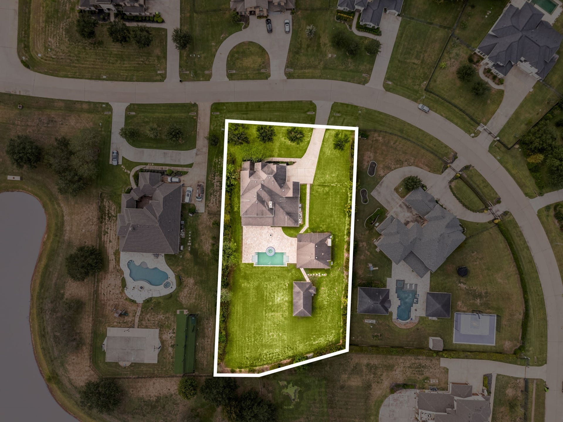 5127 Beekman Drive, Missouri City, TX 77459 This birds-eye view highlights the true size and shape of the property, showcasing the main home, casita, and pool all situated on this rare, expansive homesite.