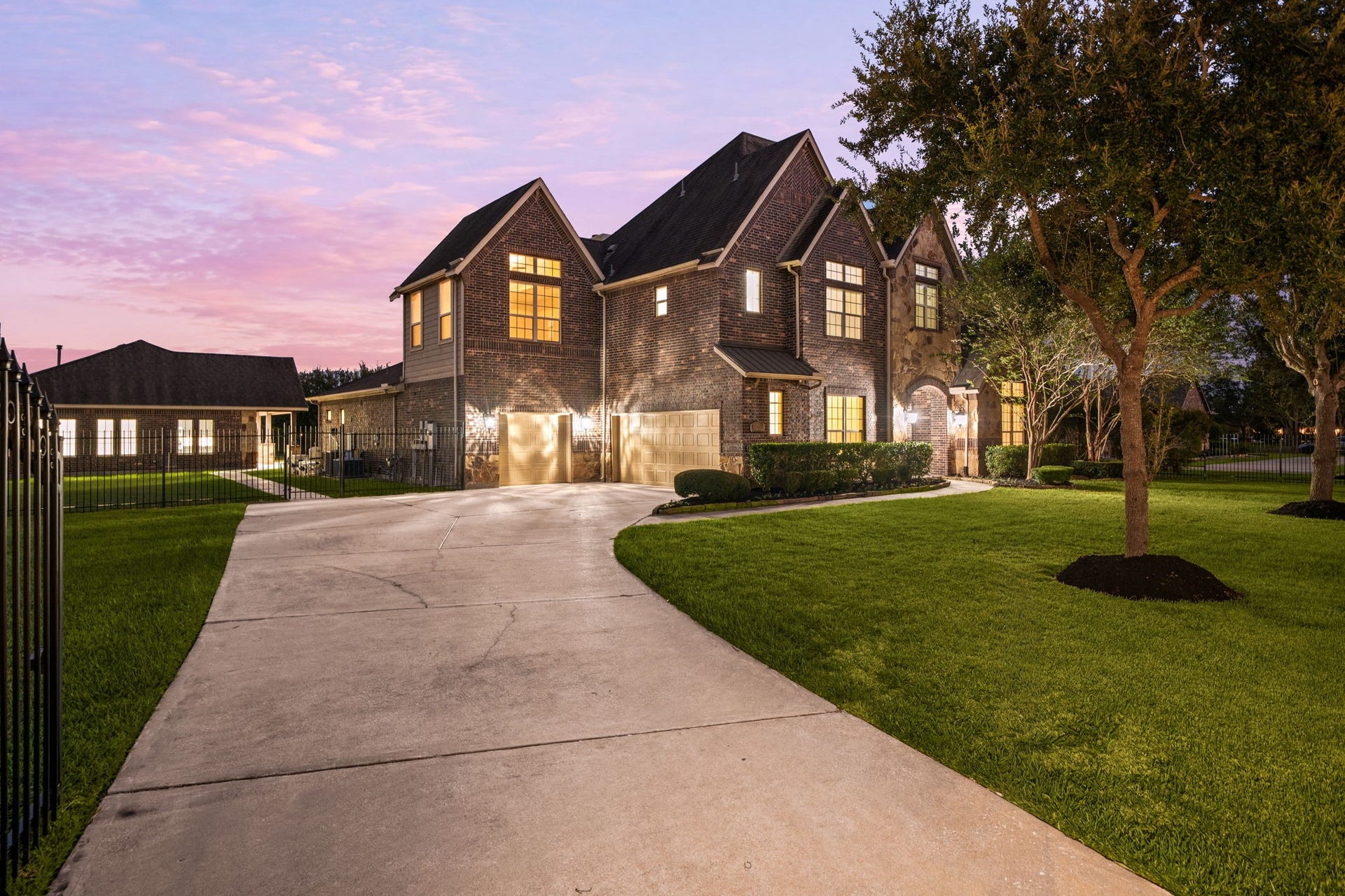 5127 Beekman Drive, Missouri City, TX 77459 Thank you for viewing our listing. We'd love to show you this home! Call us today to schedule your private showing.