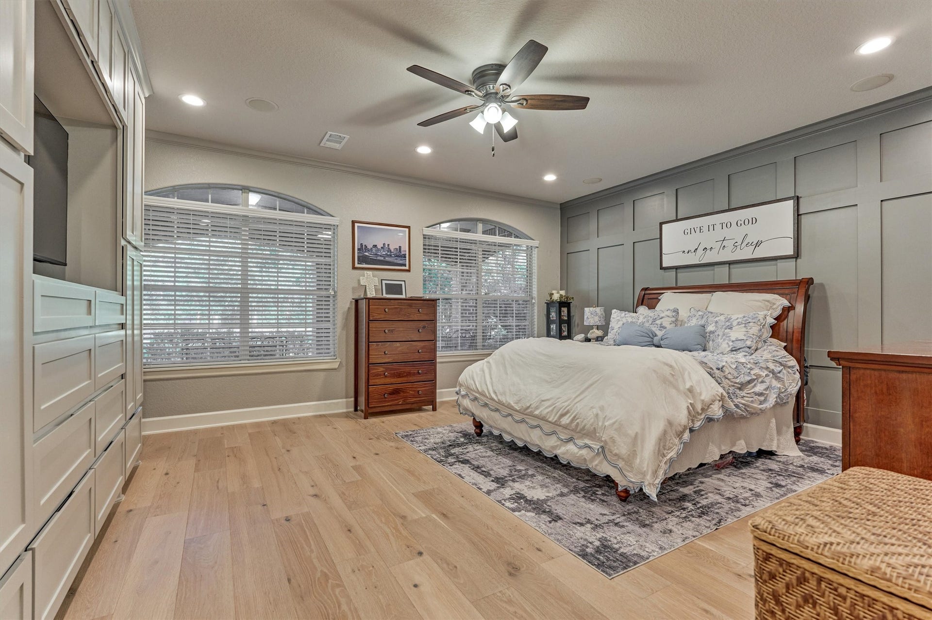 11632 Prince Andrew Court, Montgomery, TX 77316 Secondary large bedroom with backyard views. Perfect for MIL or a guest bedroom.