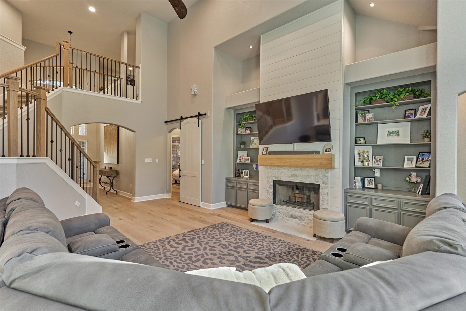 11632 Prince Andrew Court, Montgomery, TX 77316 Recently replaced custom banister on stairway