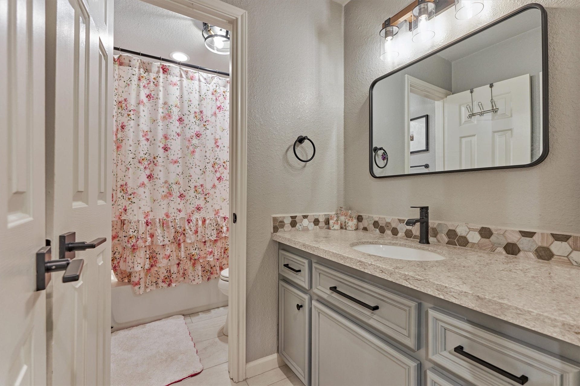 11632 Prince Andrew Court, Montgomery, TX 77316 Secondary bathroom with tub