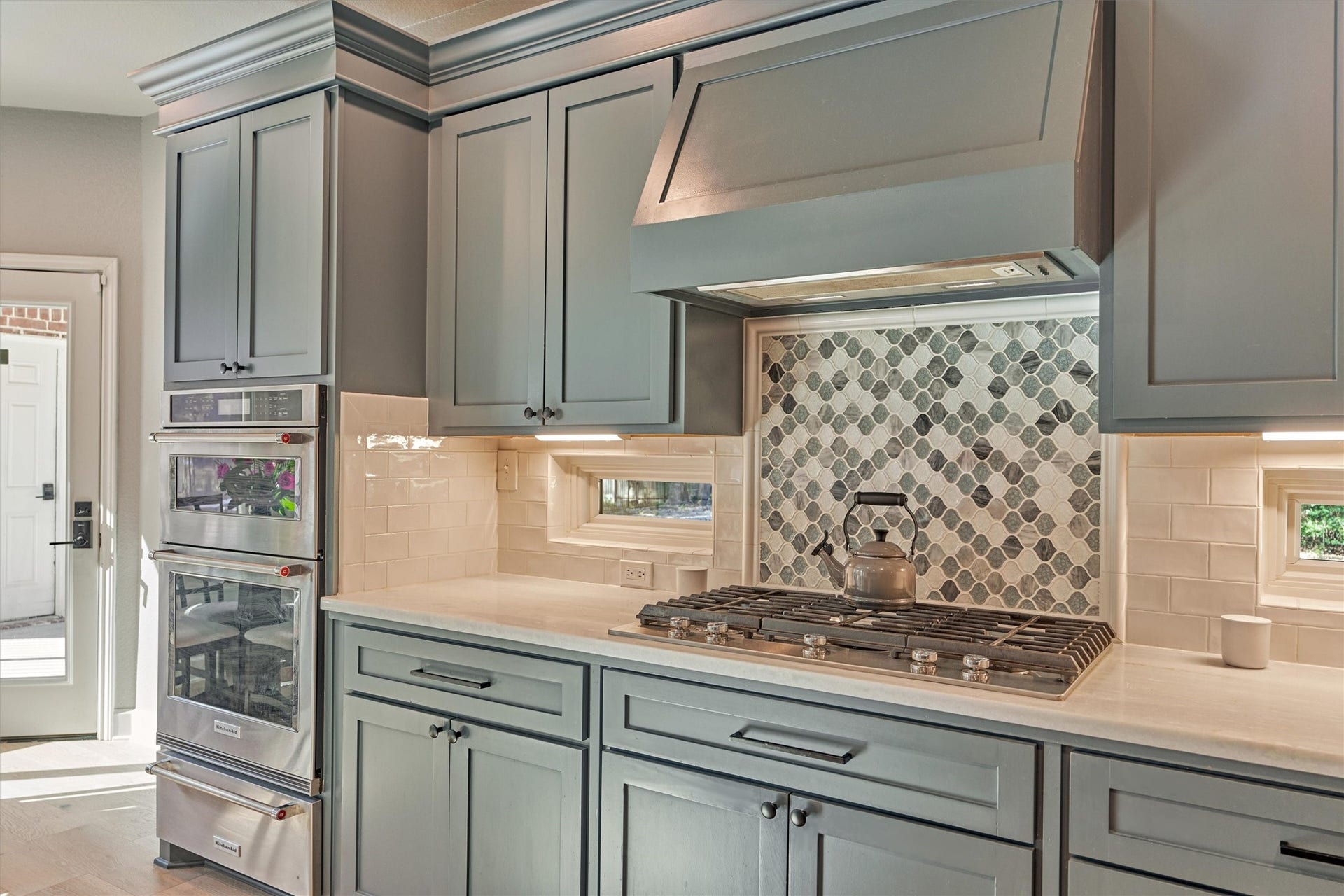11632 Prince Andrew Court, Montgomery, TX 77316 Cooktop with modern tile backsplash