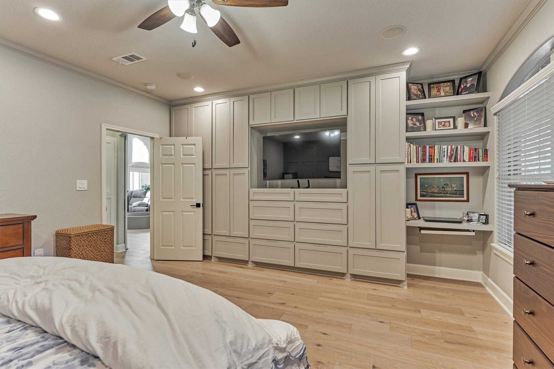 11632 Prince Andrew Court, Montgomery, TX 77316 Look at the custom built-in storage!