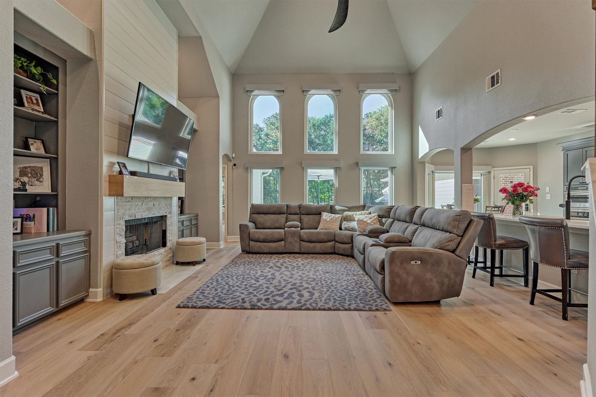 11632 Prince Andrew Court, Montgomery, TX 77316 Greatroom with large windows & remote blinds