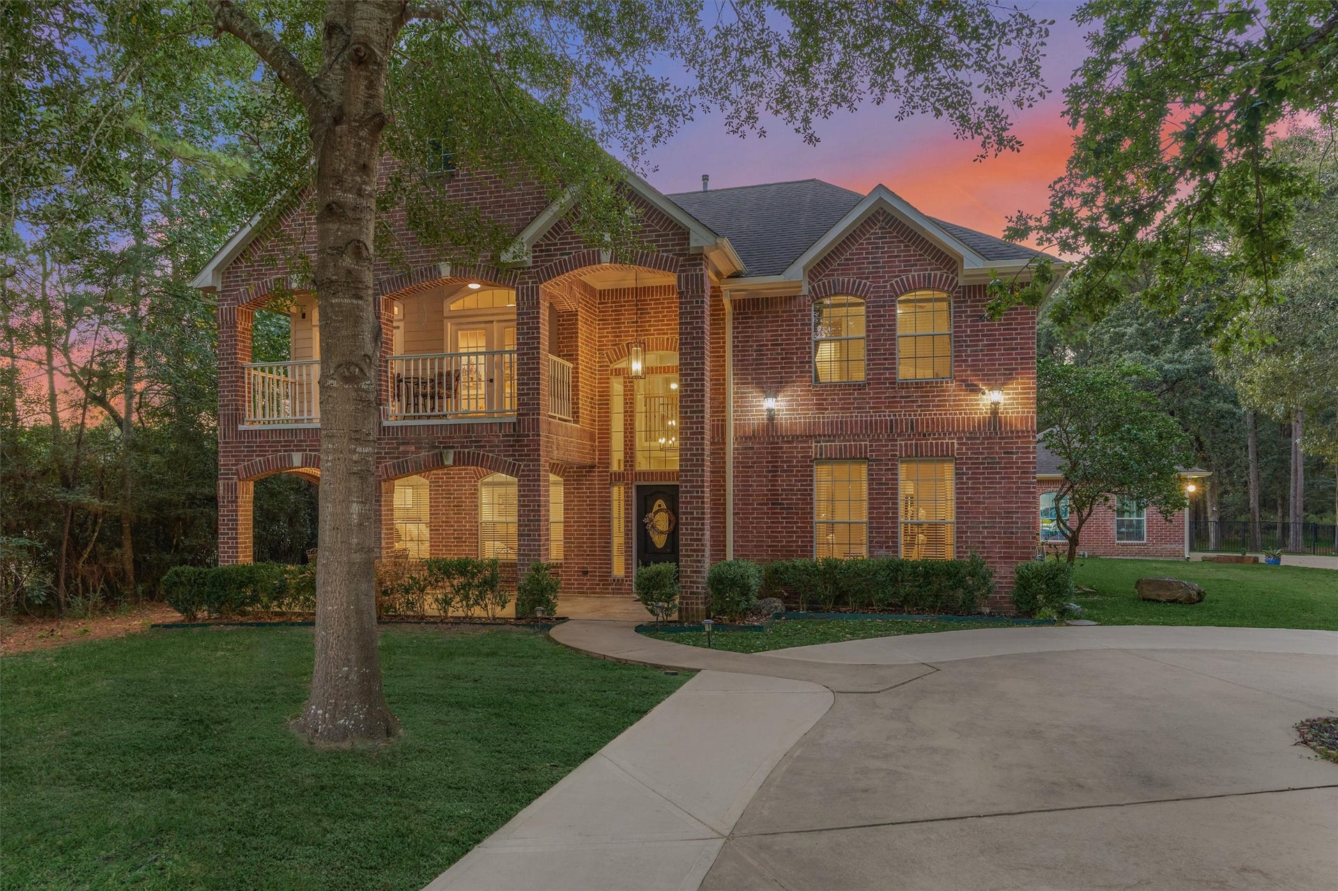 11632 Prince Andrew Court, Montgomery, TX 77316 Classic Southern-charm red brick with circular driveway