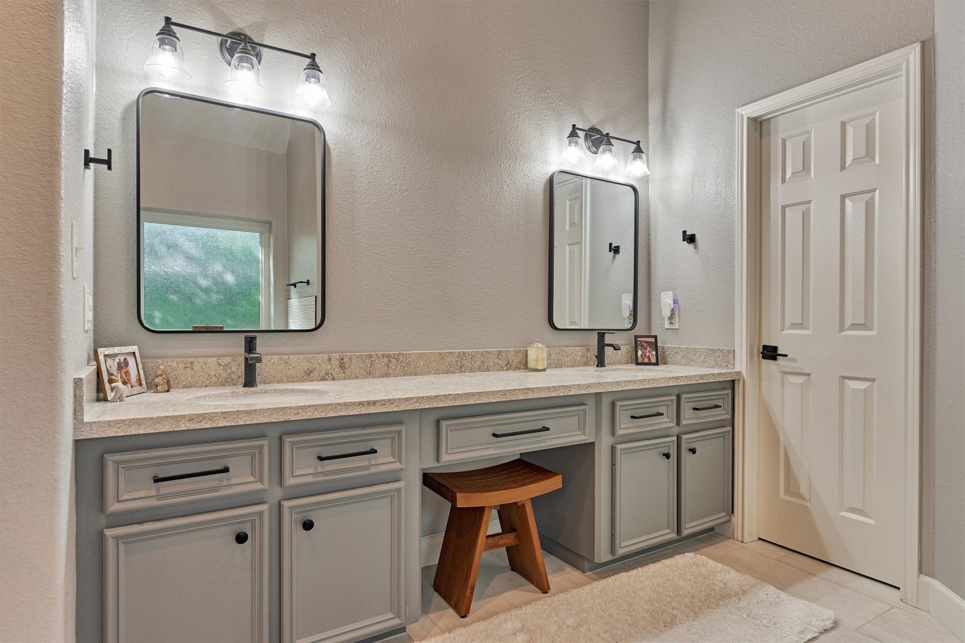 11632 Prince Andrew Court, Montgomery, TX 77316 Double vanity