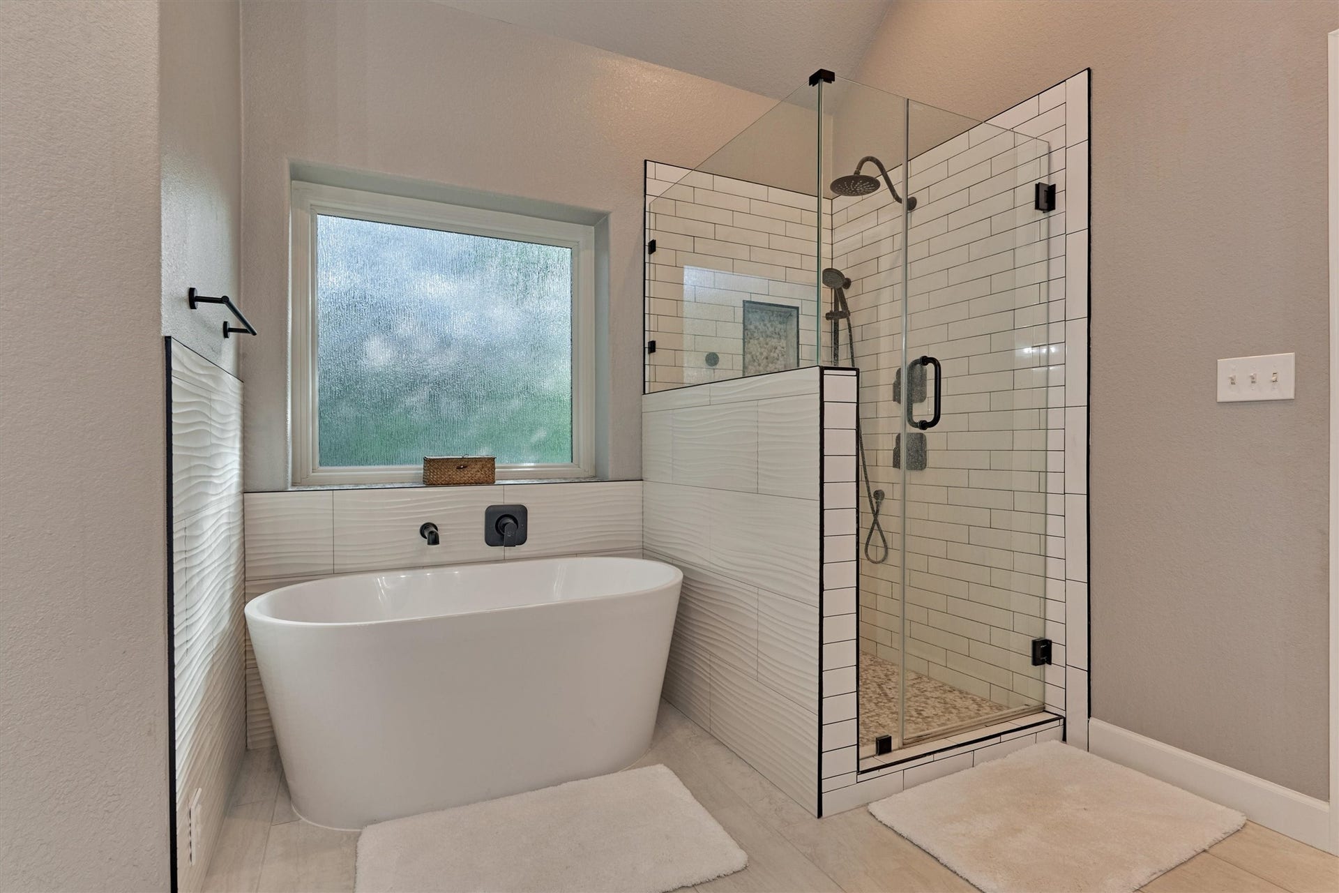 11632 Prince Andrew Court, Montgomery, TX 77316 Freestanding tub and glass shower