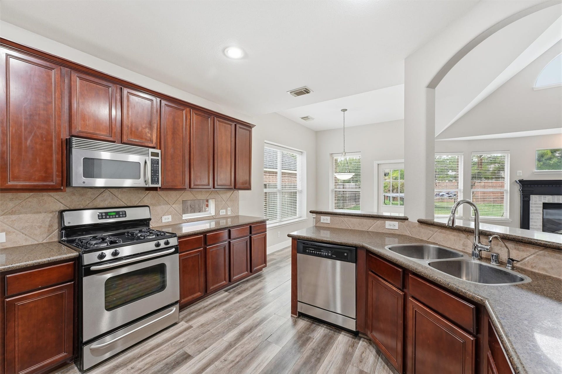 10510 Landsdowne Pointe Drive, Spring, TX 77379 10510 Landsdowne Pointe Drive, Spring, TX 77379