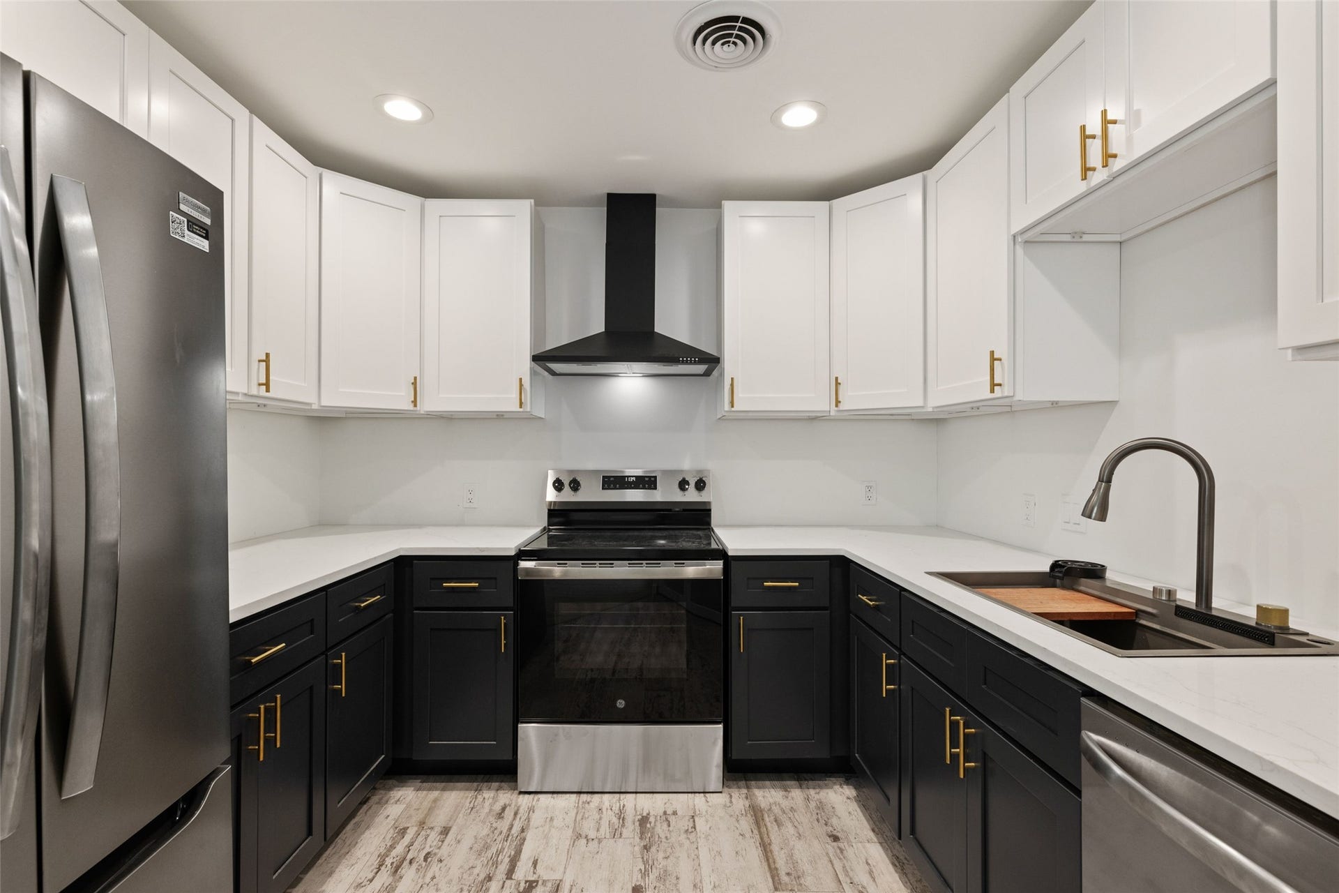 909 Silber Road, #11, Houston, TX 77024 Gorgeous modern kitchen.