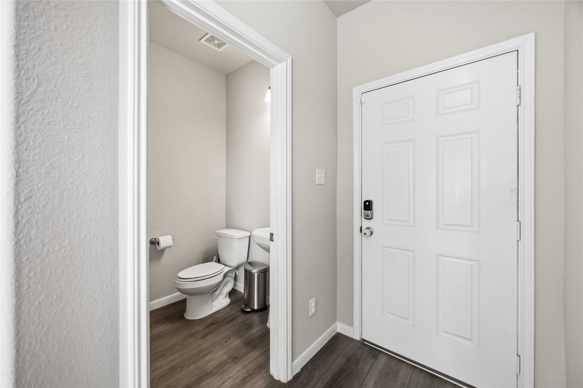 6425 Macroom Meadows Lane, Houston, TX 77048 Half bathroom upon entry
