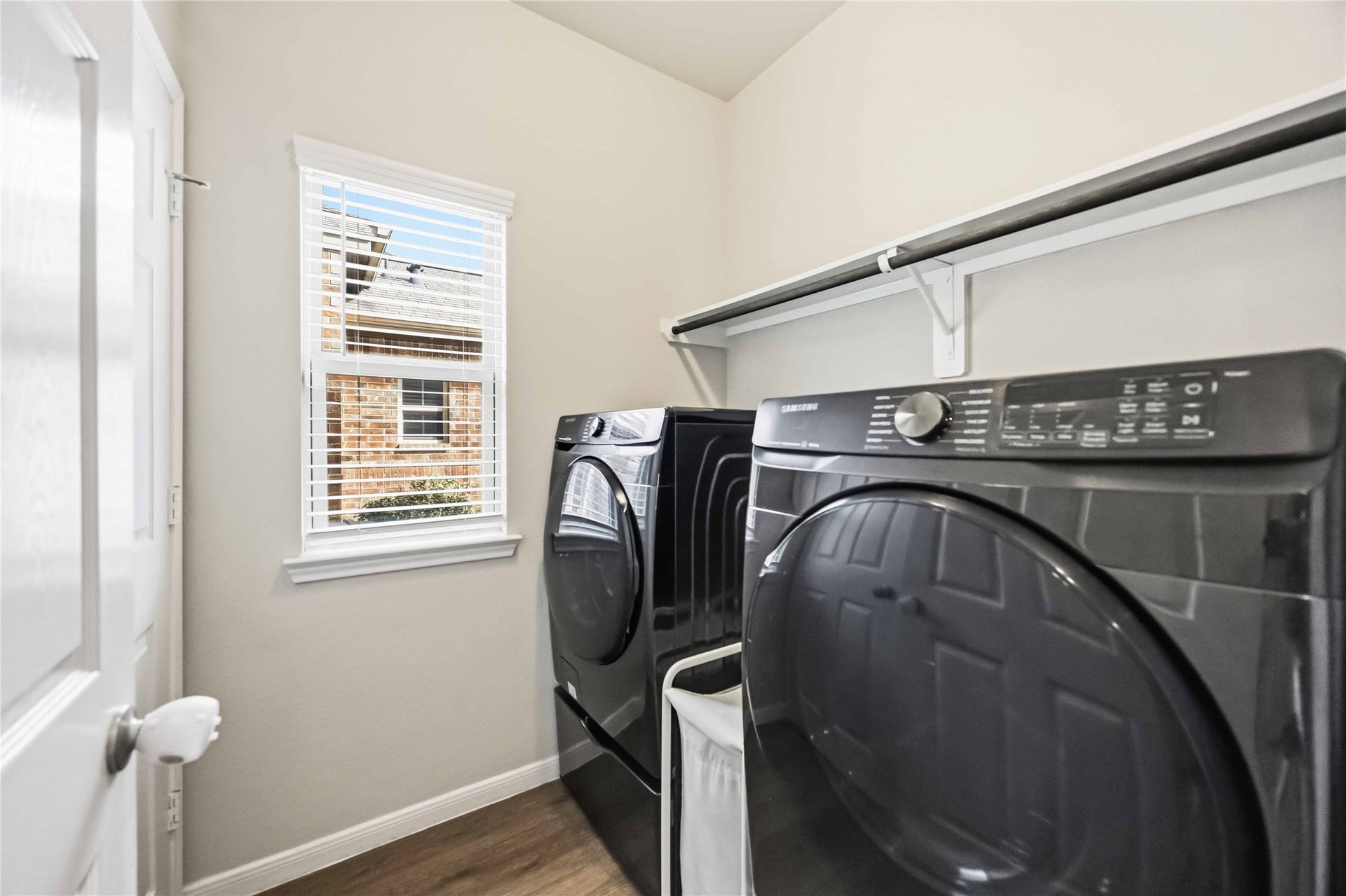 6425 Macroom Meadows Lane, Houston, TX 77048 Laundry room