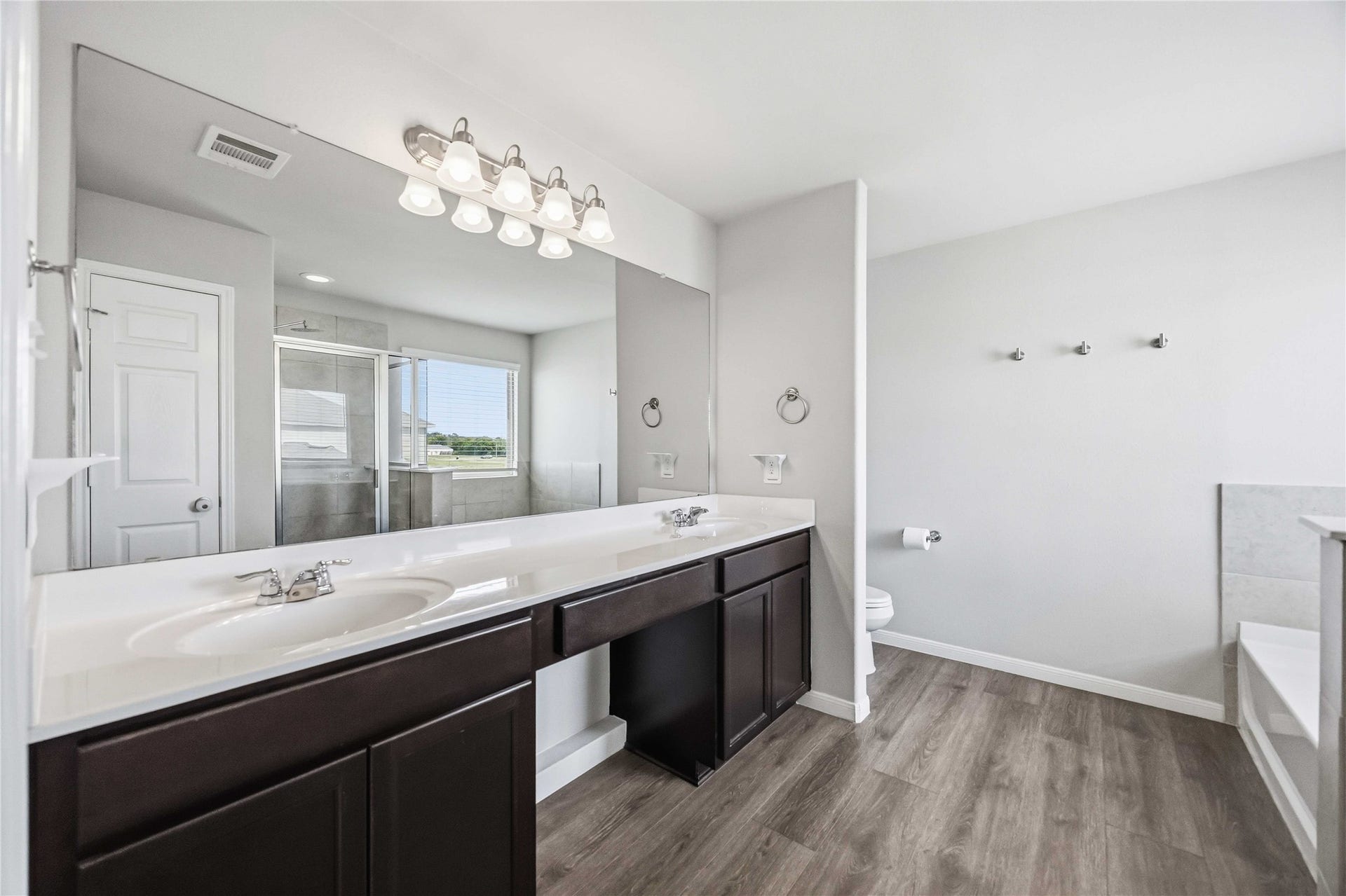 6425 Macroom Meadows Lane, Houston, TX 77048 Primary Bathroom w/double sink vanity, stand alone shower and soaking tub!