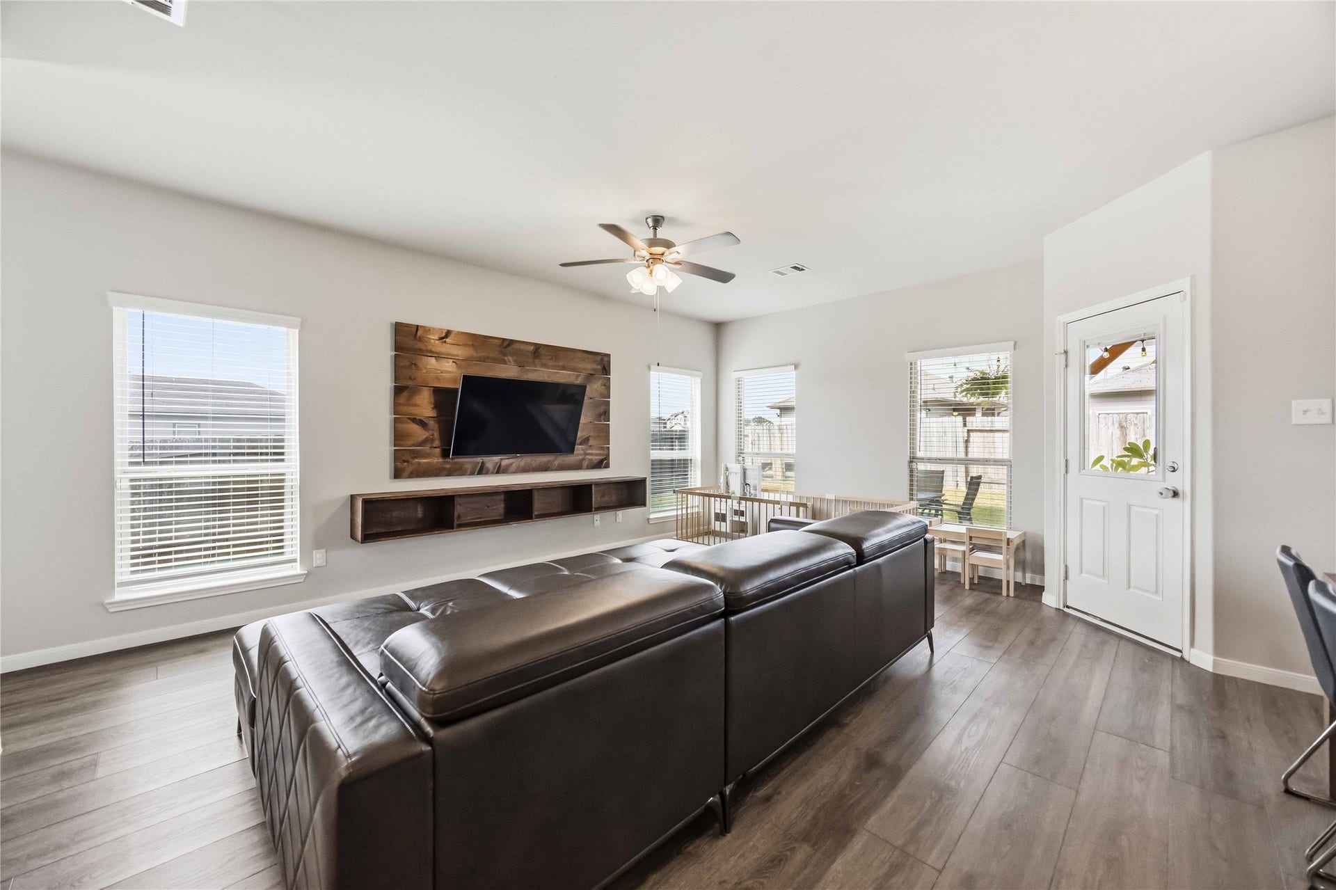 6425 Macroom Meadows Lane, Houston, TX 77048 Spacious living room!