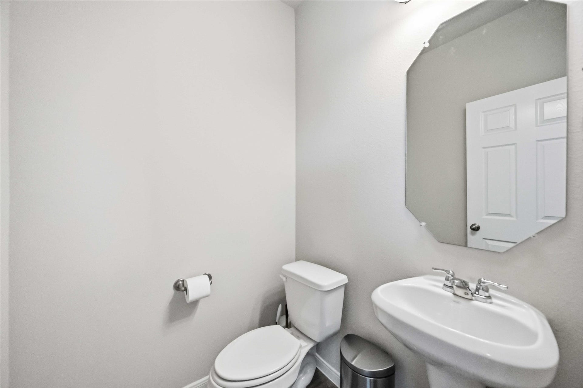 6425 Macroom Meadows Lane, Houston, TX 77048 Half Bathroom