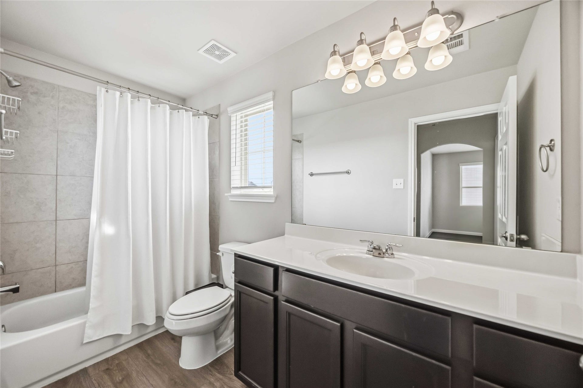 6425 Macroom Meadows Lane, Houston, TX 77048 Secondary Bathroom