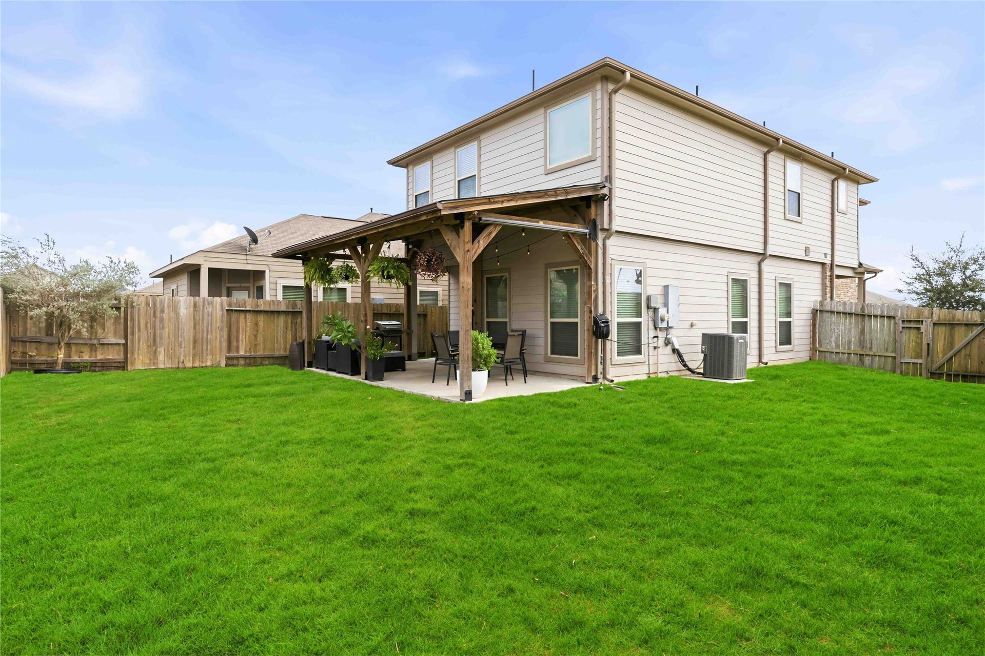 6425 Macroom Meadows Lane, Houston, TX 77048 Large backyard.