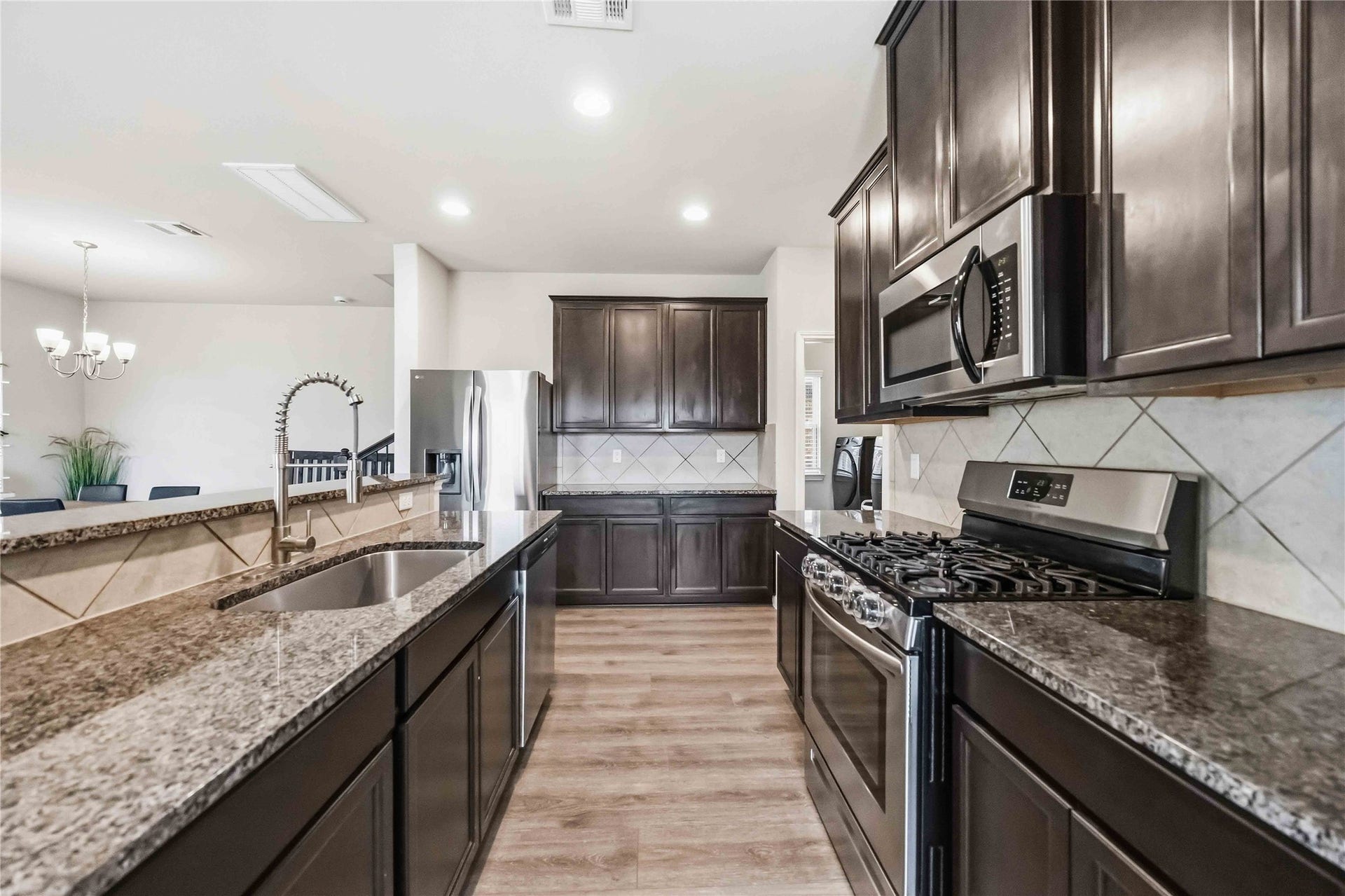 6425 Macroom Meadows Lane, Houston, TX 77048 Kitchen w/granite countertops