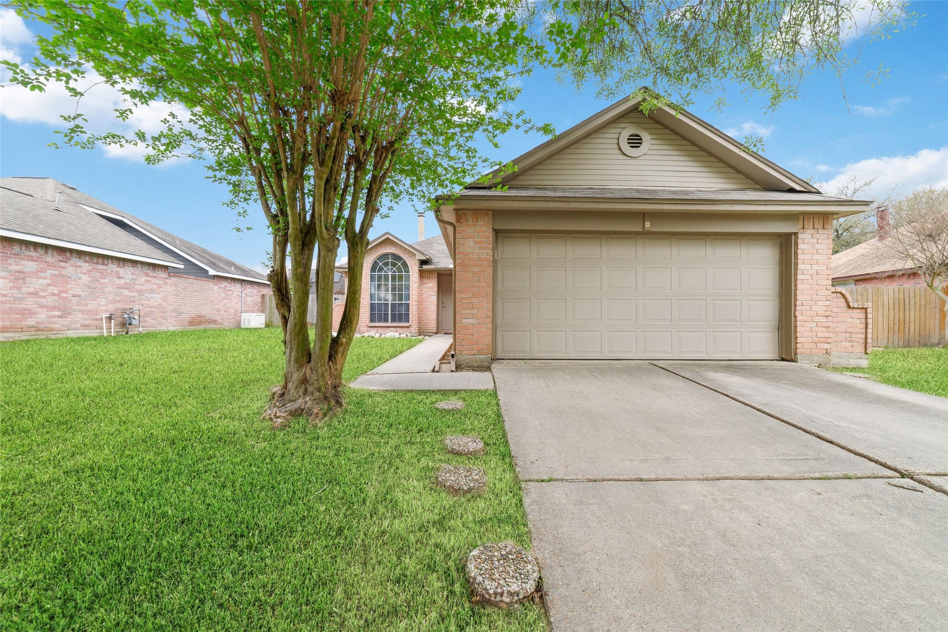 19515 Horden Creek Drive, Tomball, TX 77375 Classic brick home with attached garage, driveway, and well-maintained yard