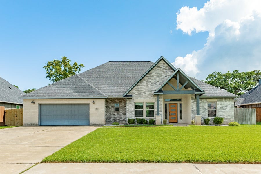 Property photo for 216 Creekside Lane, Lake Jackson, TX