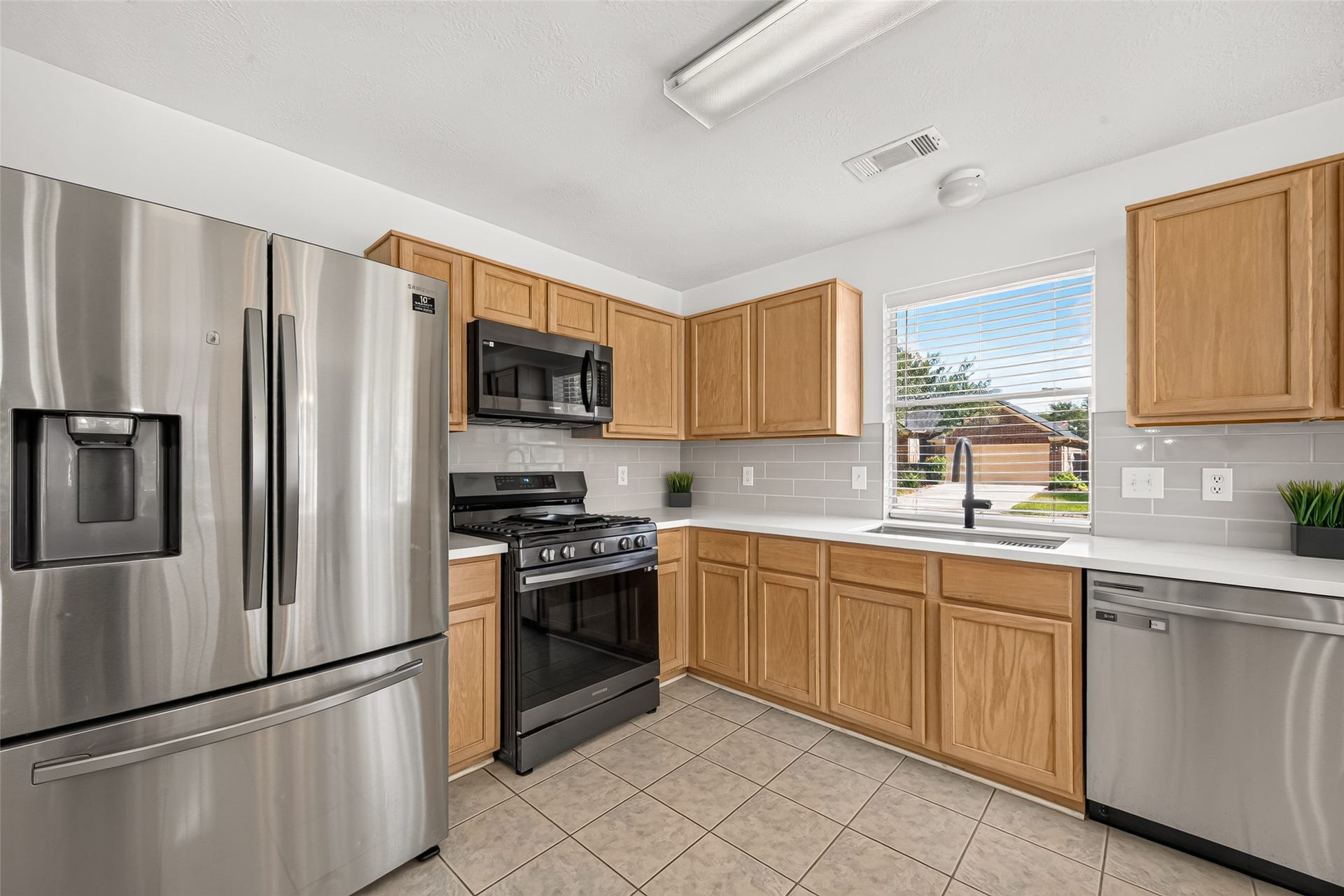 1403 Hunter Green Lane, Fresno, TX 77545