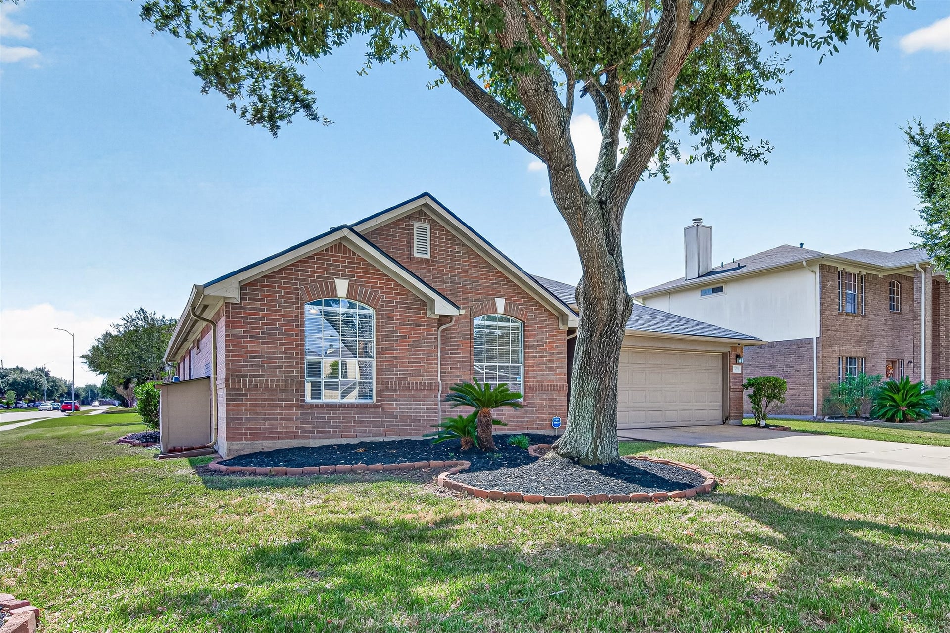1403 Hunter Green Lane, Fresno, TX 77545