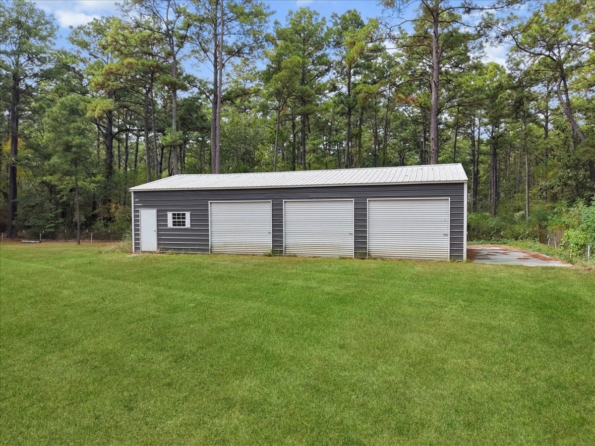 7202 Pine Drive W, Alvin, TX 77511 Need a place for your toys or RV hook-up? Enjoy this three bay 25x50 shop has your covered.