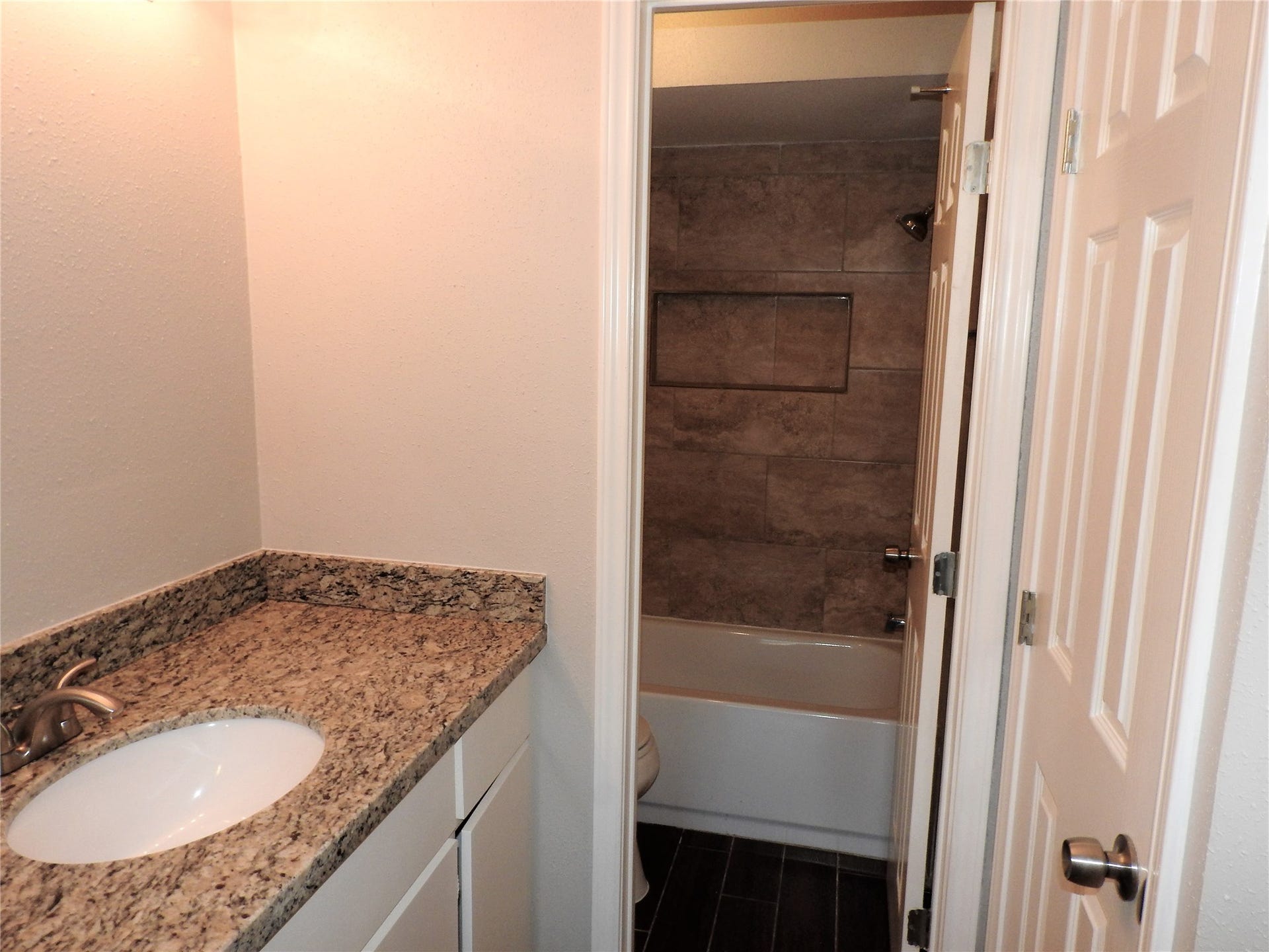 708 Memorial Mews Street, #C, Houston, TX 77079 Master Bathroom
