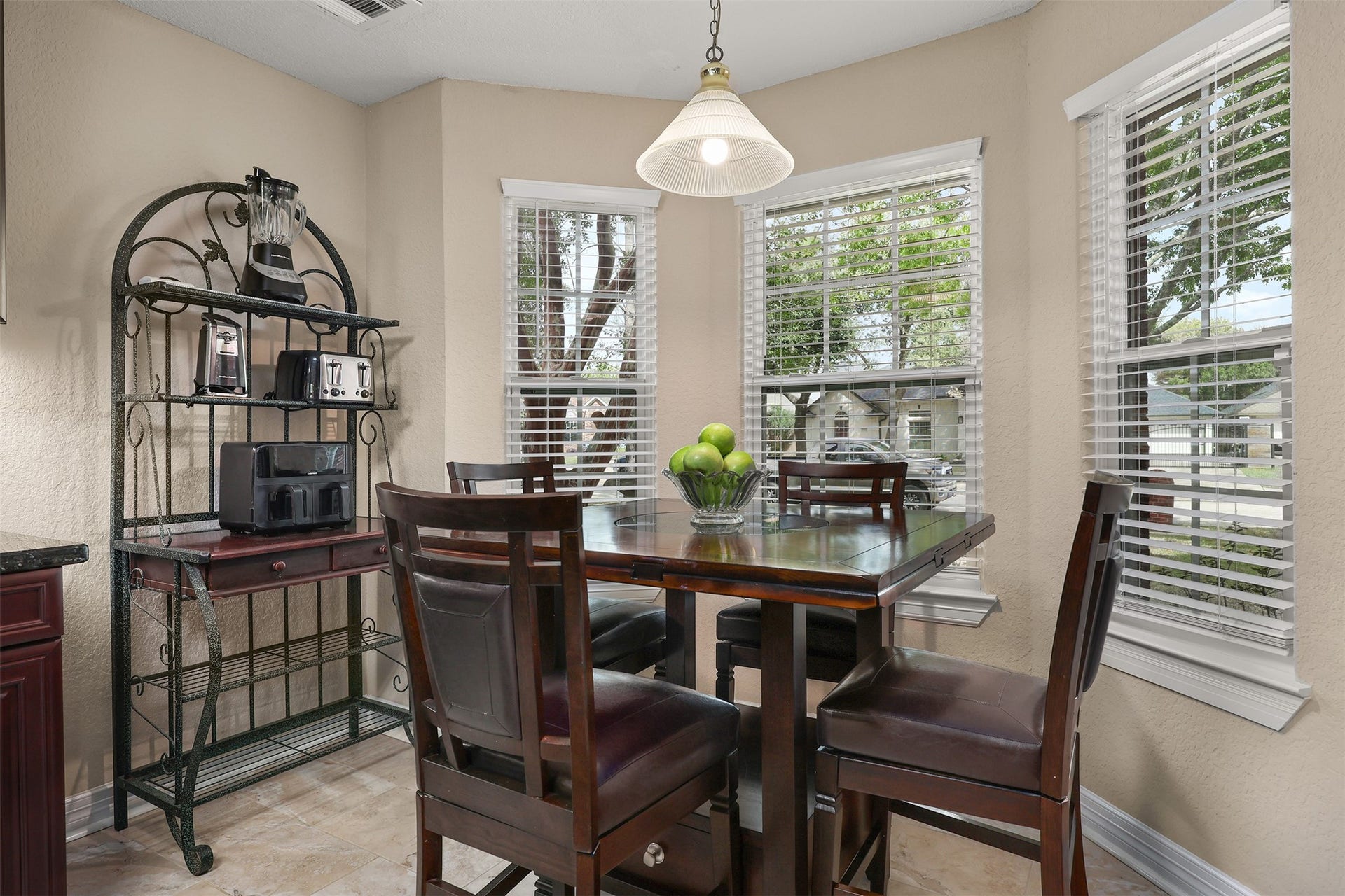 3424 Glastonbury Drive, Pearland, TX 77581 Charming breakfast nook with abundant natural light and bay windows overlooking the front yard.