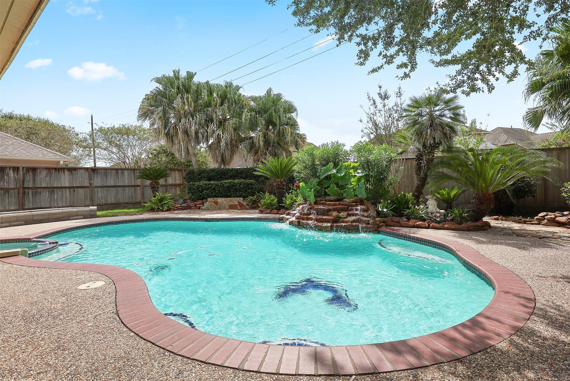 3424 Glastonbury Drive, Pearland, TX 77581 Experience a tropical oasis in your own backyard with this sparkling pool and lush landscaping, perfect for relaxation and entertaining.