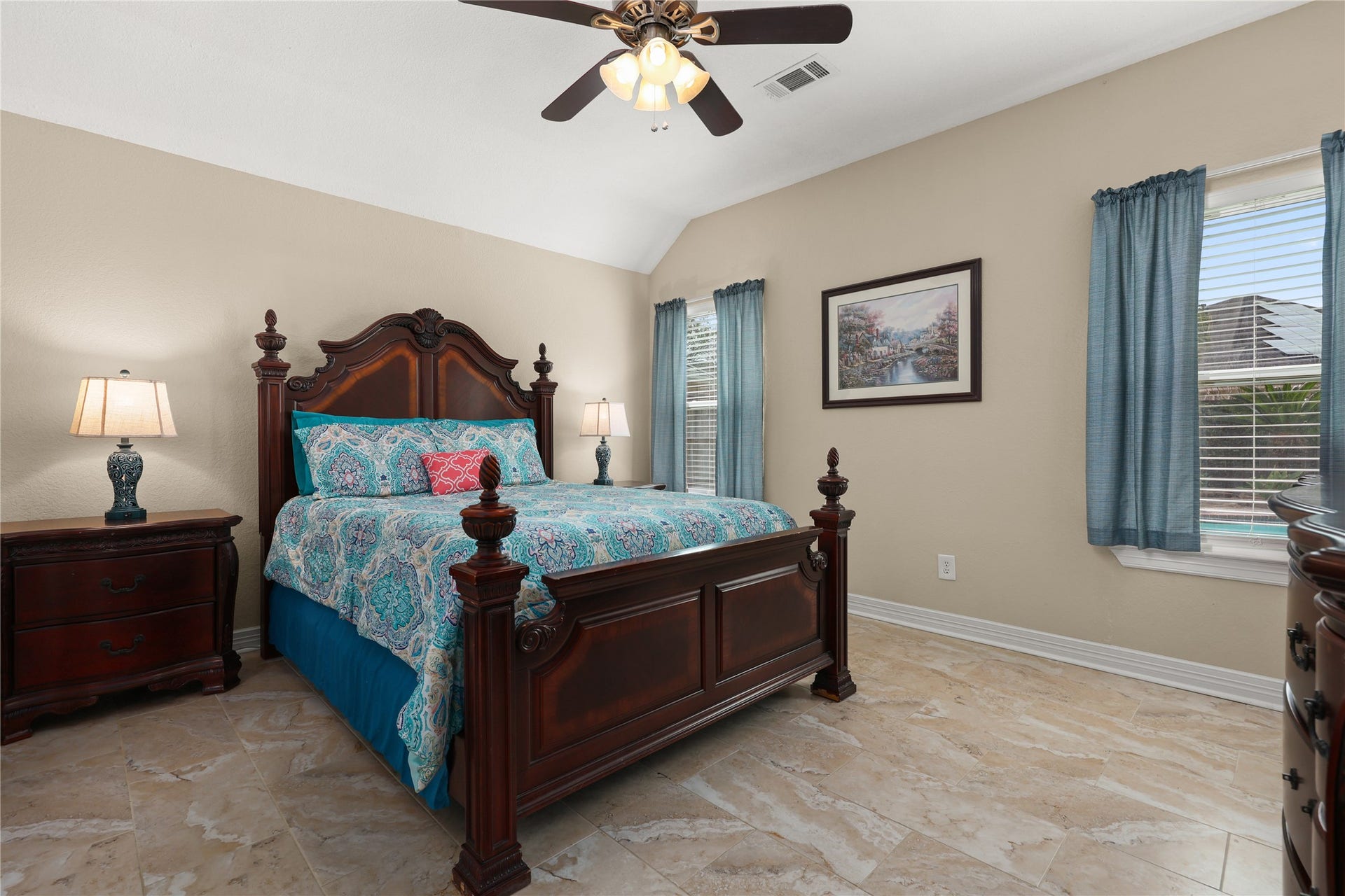 3424 Glastonbury Drive, Pearland, TX 77581 Primary bedroom located in the back of the home with large en-suite bathroom and huge walk-in closet.