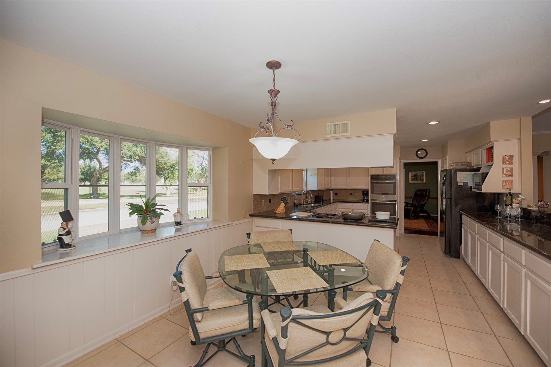 18502 Vinland Drive, Nassau Bay, TX 77058 Fabulous and very spacious casual dining area with bay style window with views of the park across the street. The perfect size for enjoying your family meals.