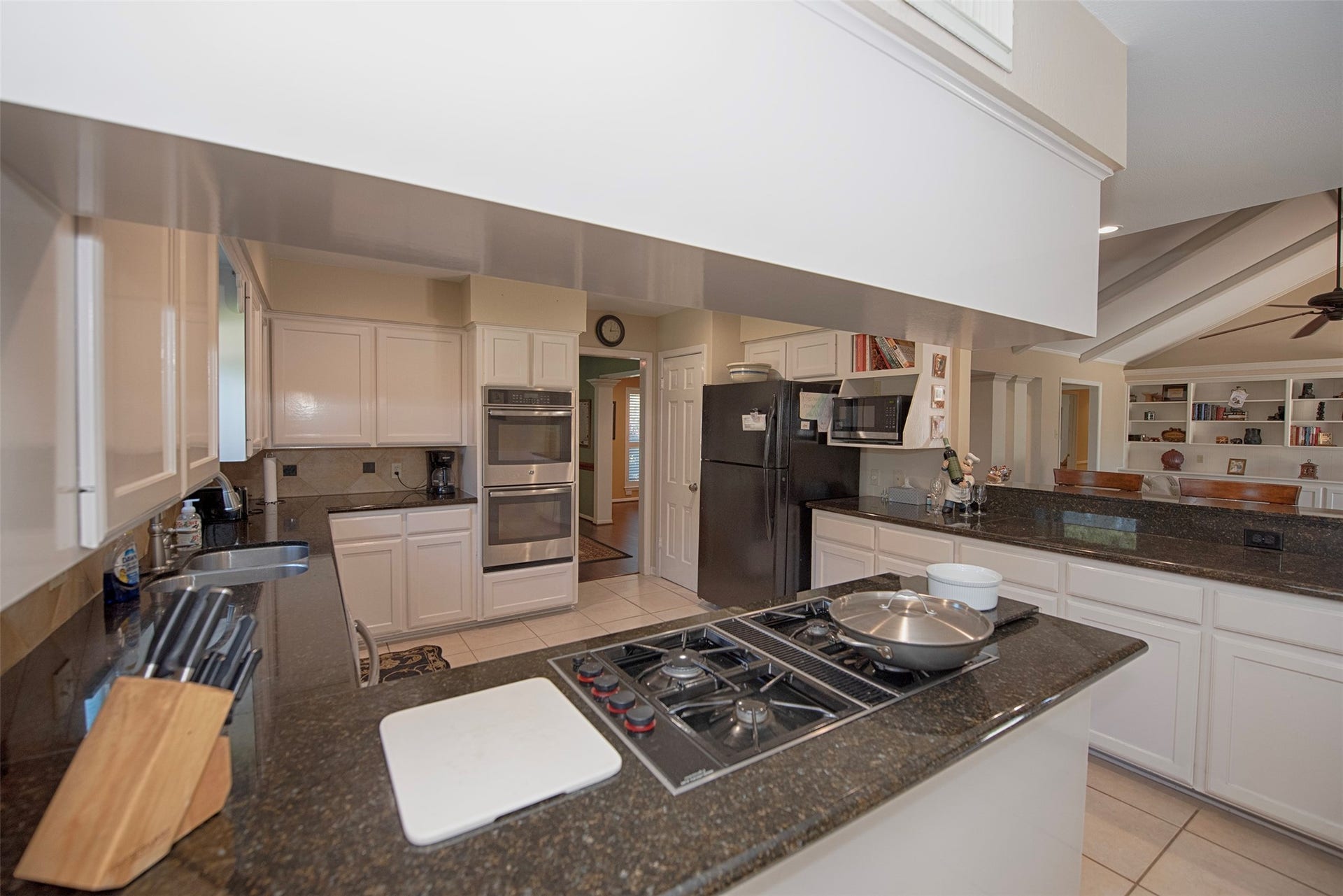 18502 Vinland Drive, Nassau Bay, TX 77058 End of the kitchen features a peninsula with top of the line gas range which is certain to make the chef in the family happy.